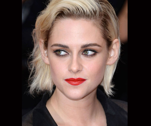 kristen stewart بأحمر شفاه أحمر برتقالي في مهرجان كان 2016