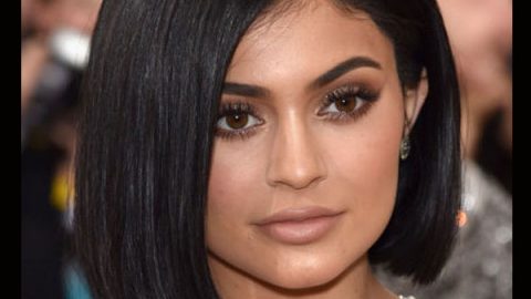 kylie jenner بتسريحة شعر البوب القصير الأملس في حفل met gala 2016