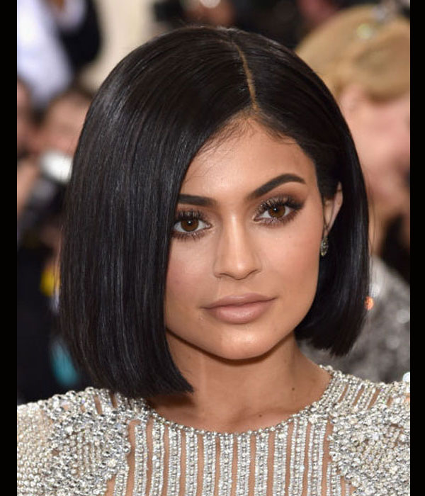 kylie jenner بتسريحة شعر البوب القصير الأملس في حفل met gala 2016