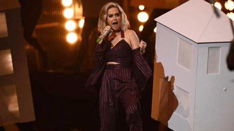كاتي بيري تُشعل النيران في ترامب وأديل تتغيب عن حفل Brit Awards