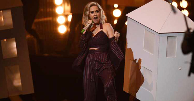 كاتي بيري تُشعل النيران في ترامب وأديل تتغيب عن حفل Brit Awards