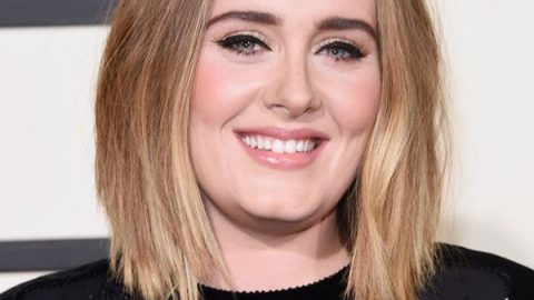 Adele بتسريحة البوب المنتفخ ومكياج عيون القطة وأحمر شفاه وردي في حفل الغرامي 2016