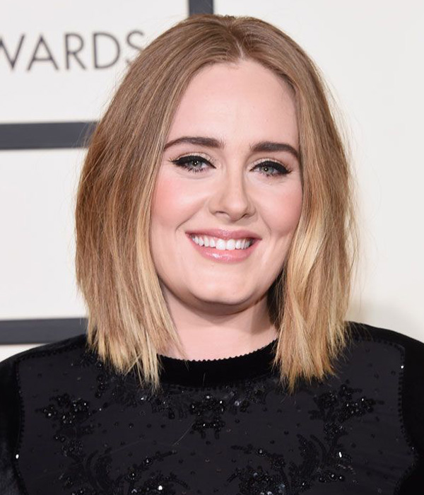 Adele بتسريحة البوب المنتفخ ومكياج عيون القطة وأحمر شفاه وردي في حفل الغرامي 2016