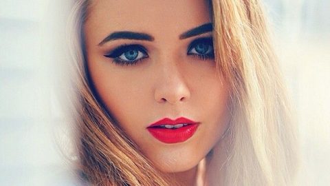 أحمر شفاه أحمر زاهي 2015