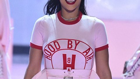 Rihanna بأحمر شفاه أحمر داكن مطفأ وتسريحة ذيل حصان مرفوع في حفل MTV 2016
