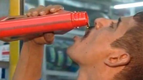 عامل يشرب زيوت السيارات على مائدة الافطار