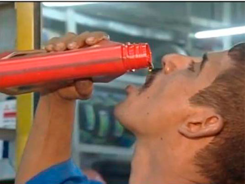 عامل يشرب زيوت السيارات على مائدة الافطار