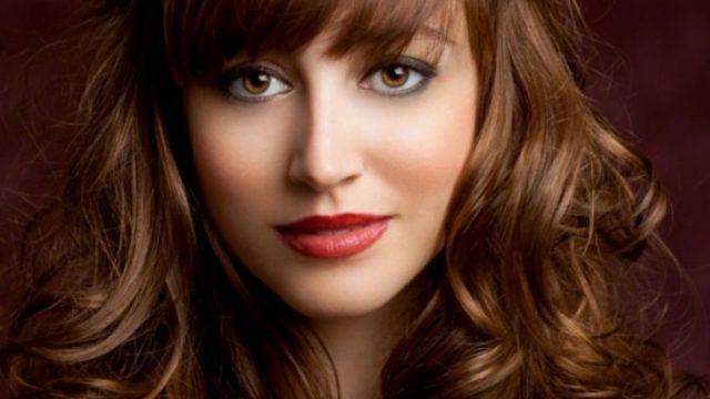 تسريحة شعر مموجة مع غرة أمامية 2015