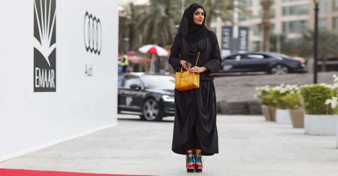 عباءتك على طريقة موضة الشارع بمعرض الفنون المعاصرة بدبى