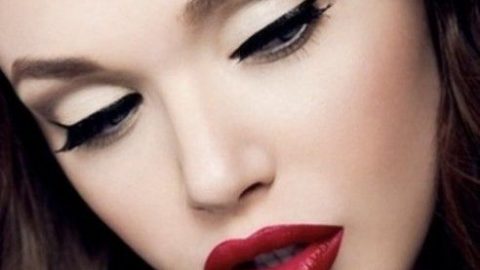 اي لاينر مجنح مع احمر شفاه احمر كلاسيكي 2016