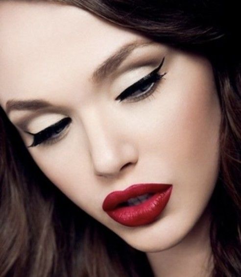 اي لاينر مجنح مع احمر شفاه احمر كلاسيكي 2016