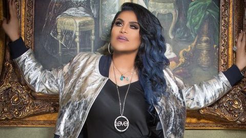 أحلام تختار الشعر الأزرق لتستعيد ثقتها بنفسها