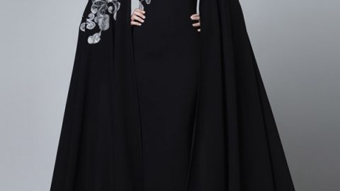 فستان أسود ذو أكمام فضفاضة من إدوارد أرصوني شتاء 2016