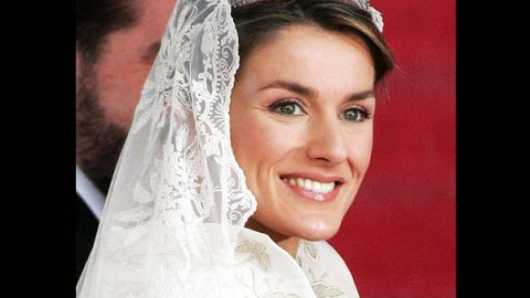 الأميرة letizia بتاج بتصميم مميز في حفل زفافها