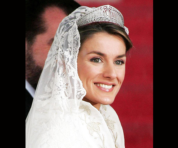 الأميرة letizia بتاج بتصميم مميز في حفل زفافها