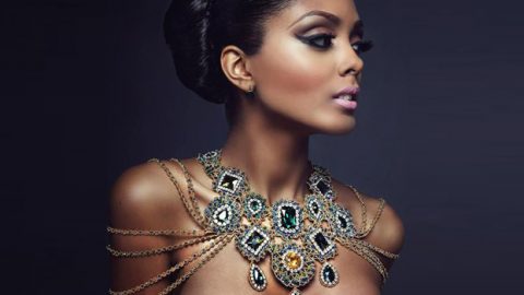 قلادات فخمة بفصوص ملونة لصاحبة البشرة السمراء