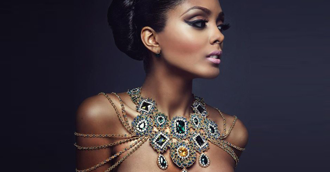 قلادات فخمة بفصوص ملونة لصاحبة البشرة السمراء