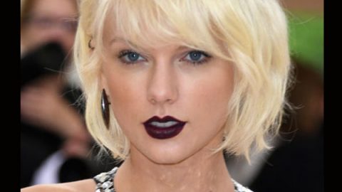 taylor swift بشعر بلاتيني وأحمر شفاه مصاص الدماء في حفل met gala 2016