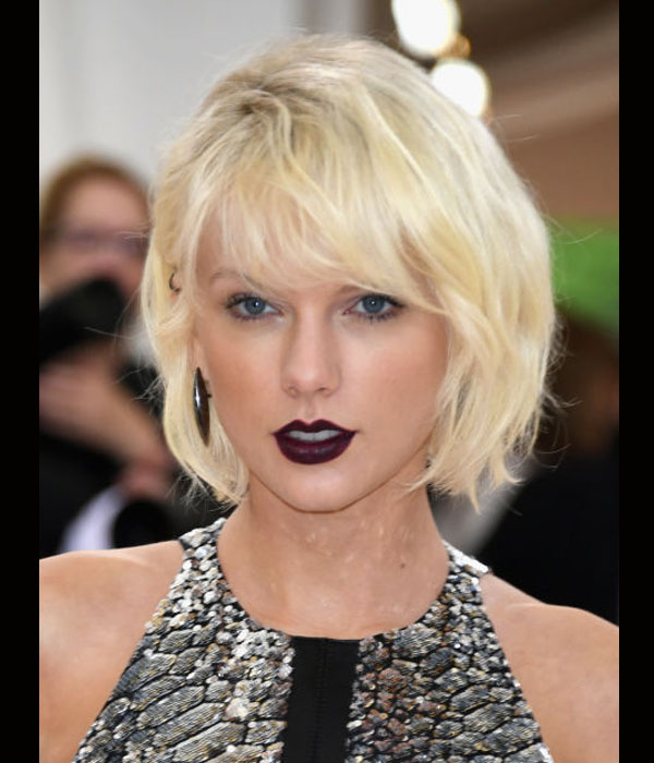 taylor swift بشعر بلاتيني وأحمر شفاه مصاص الدماء في حفل met gala 2016