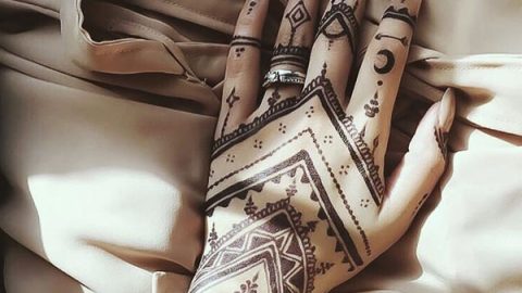 الفاشينستا سها تعتمد رسمة حنة بنقشات من الفن الإسلامي