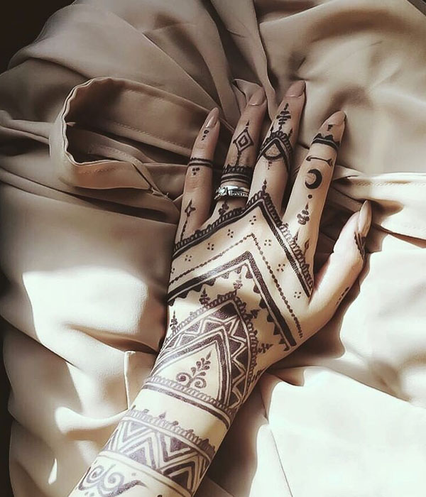 الفاشينستا سها تعتمد رسمة حنة بنقشات من الفن الإسلامي