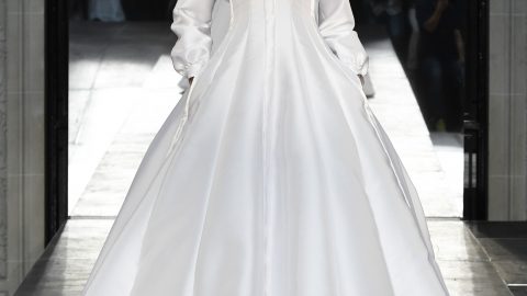 فستان أبيض منتفخ من Alexis Mabille هوت كوتور خريف 2016