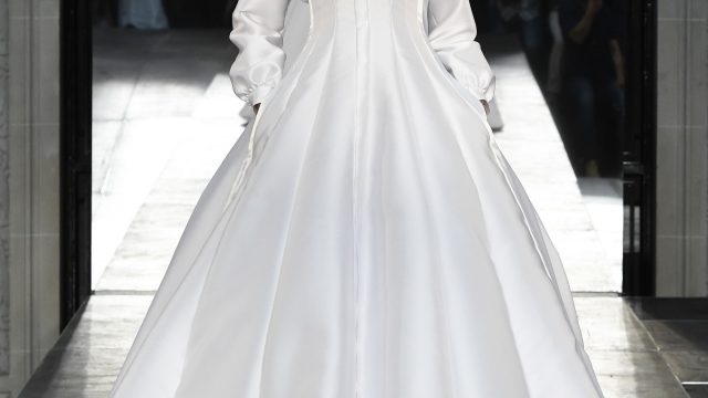فستان أبيض منتفخ من Alexis Mabille هوت كوتور خريف 2016