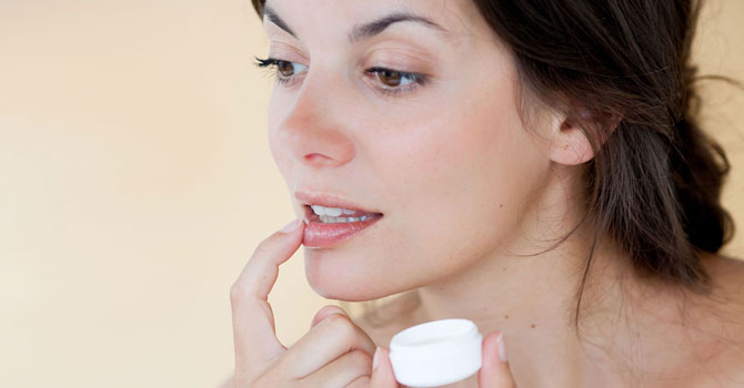 احترسي.. بلسم شفاتك يصيبها بالتهيج ولا يرطبها