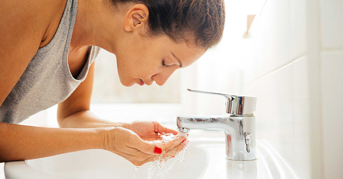 نصائح هامة لغسل الوجه من خبراء البشرة