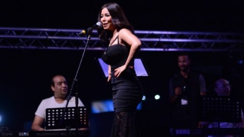 شيرين تتعرض لأزمة تنفس .. والجمهور غاضب