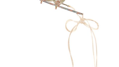 تاج مزين بالريش وأحبال خلفية للعروس من Valentino feather