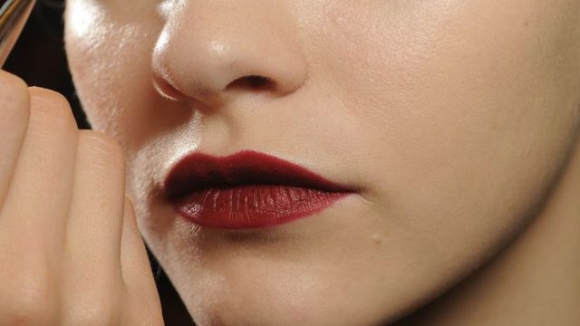 اي لاينر عيون قطة بسيط مع احمر شفاه احمر داكن 2015