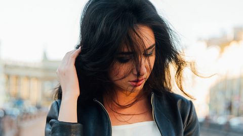 هذا الزيت يوقف تساقط الشعر ويكثفه في أقل من شهر