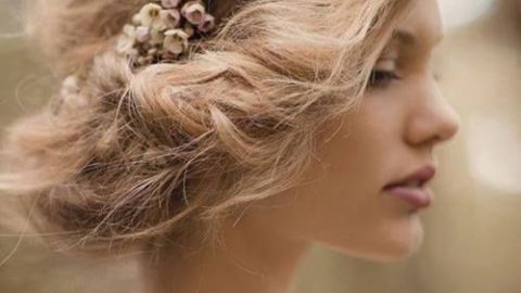 تسريحة شعر مزينة بتاج من الازهار لعروس 2015
