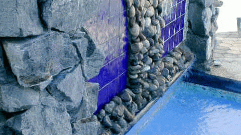 شلال مائي يصب في حوض السباحة