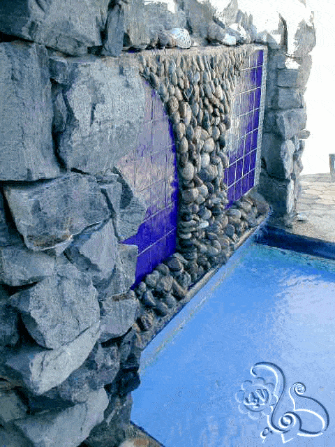 شلال مائي يصب في حوض السباحة