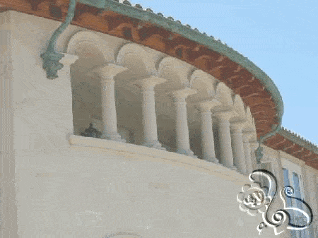إبدعات تصميمية من الأعمدة والأقواس الصغيرة المميزة للواجهة