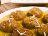 طبق الكاري مع كرات اللحم