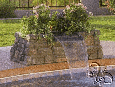 شلال مائي يصب على حوض السباحة