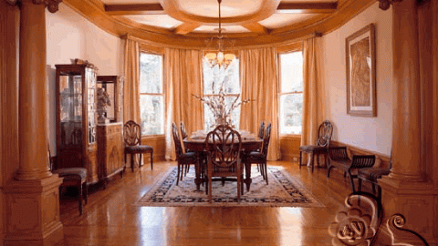 غرفة طعام يغلب عليها الديكور الخشبي الفخم