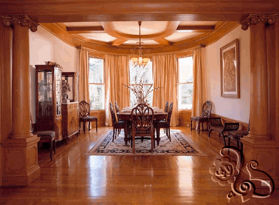 غرفة طعام يغلب عليها الديكور الخشبي الفخم