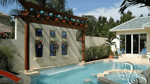 شلال مائي جميل على المسبح