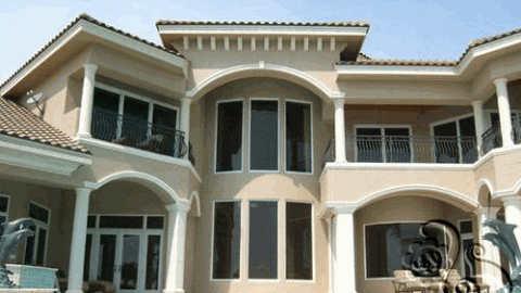 واجهة فيلا مع نوافذ و ابواب زجاجية كبيرة