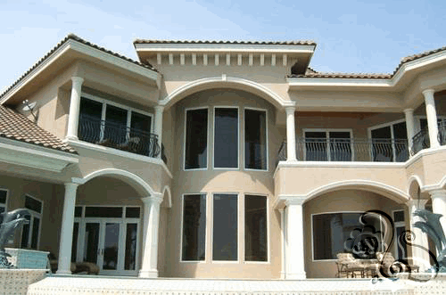 واجهة فيلا مع نوافذ و ابواب زجاجية كبيرة