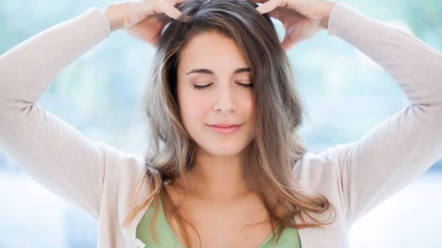 احمي شعرك من التساقط وعززي نموه بطرق تدليك سهلة