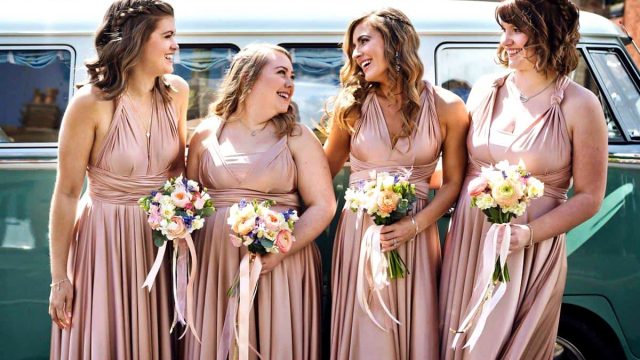 فساتين خطوبة لتشبهي النجمات في إطلالتك الرائعة باللون الوردي الناعم