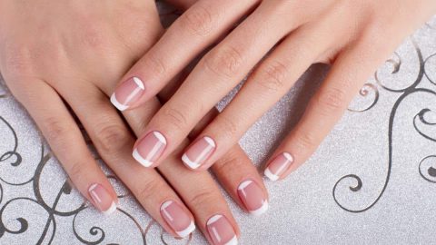 طرق تبييض الأظافر بوصفات منزلية سهلة وبسيطة في مكوناتها