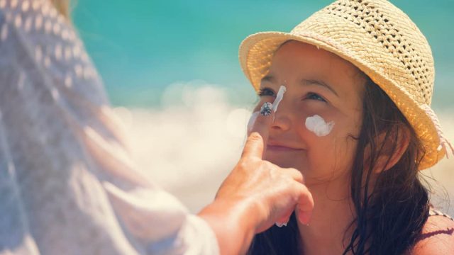 واقي الشمس والبشرة السمراء : هل تحتاج السمراوات إلى واقي الشمس؟