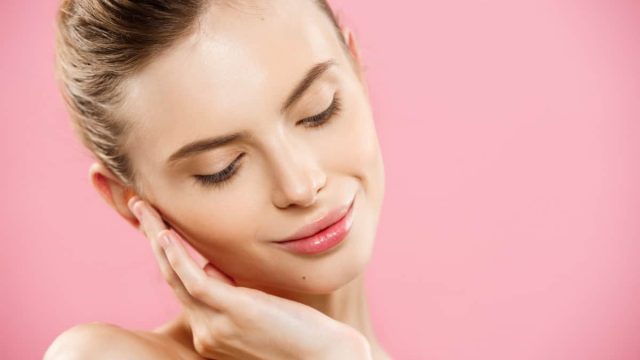 أفضل الخطوات والمستحضرات للحصول على بشرة ناعمة ومشرقة اكتشفيها