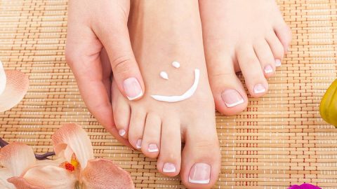 أسباب زيادة سمك أظافر القدمين وعلاجها